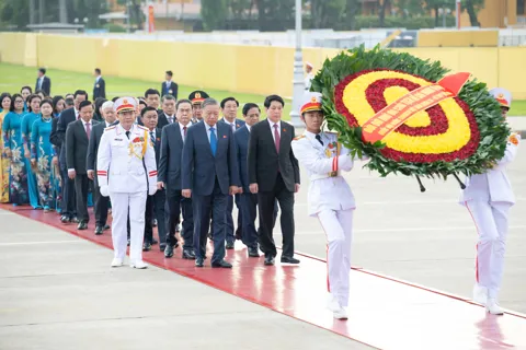 Các đại biểu Quốc hội vào Lăng viếng Chủ tịch Hồ Chí Minh trước Kỳ họp thứ 10, Quốc hội khóa XV