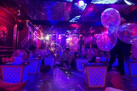 Chủ tịch UBND TP Hà Nội giao Công an vào cuộc xử lý tình trạng sử dụng “bóng cười” trong quán bar