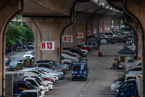 Hà Nội yêu cầu rà soát, xử lý các bãi trông giữ xe dưới gầm cầu, gầm đường bộ