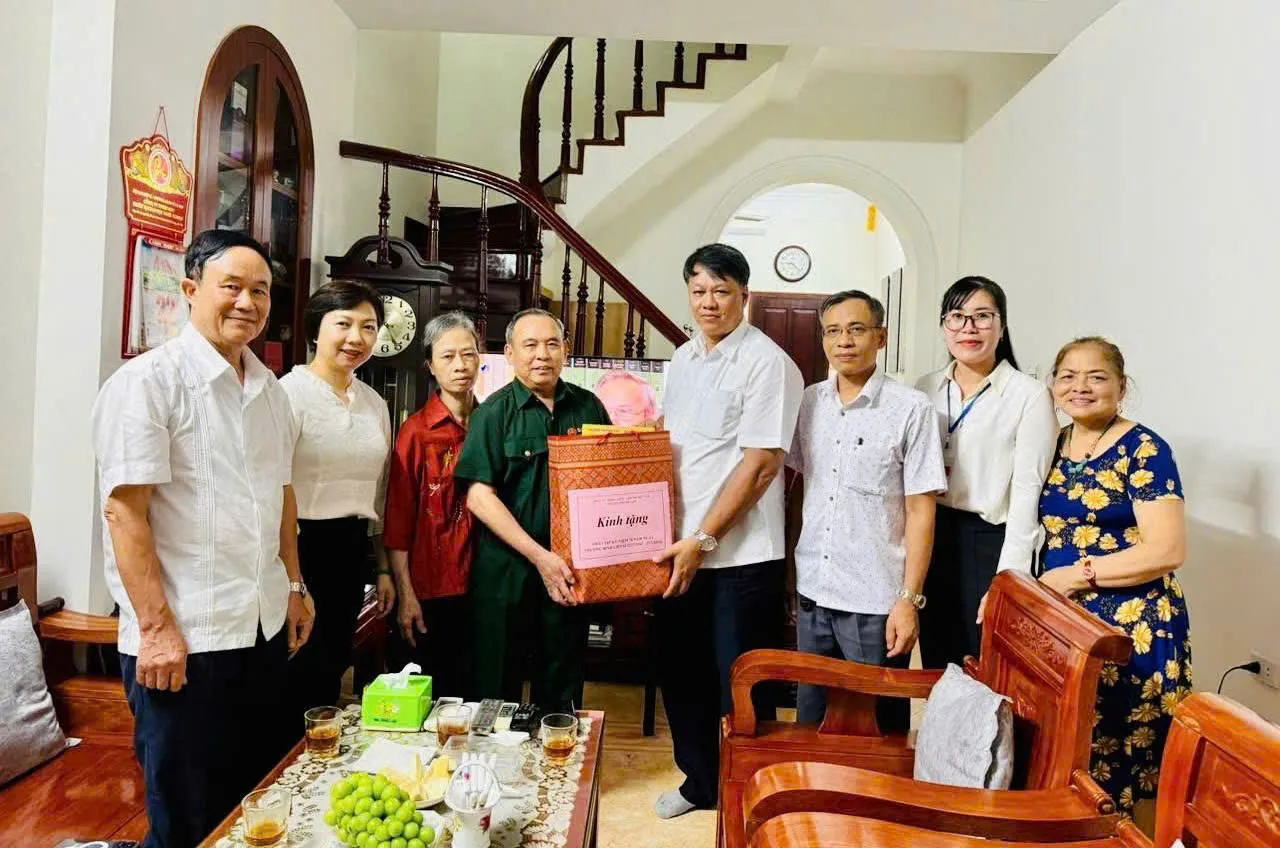 Phường Phương Liệt: thăm hỏi, tặng quà tri ân gia đình người có công