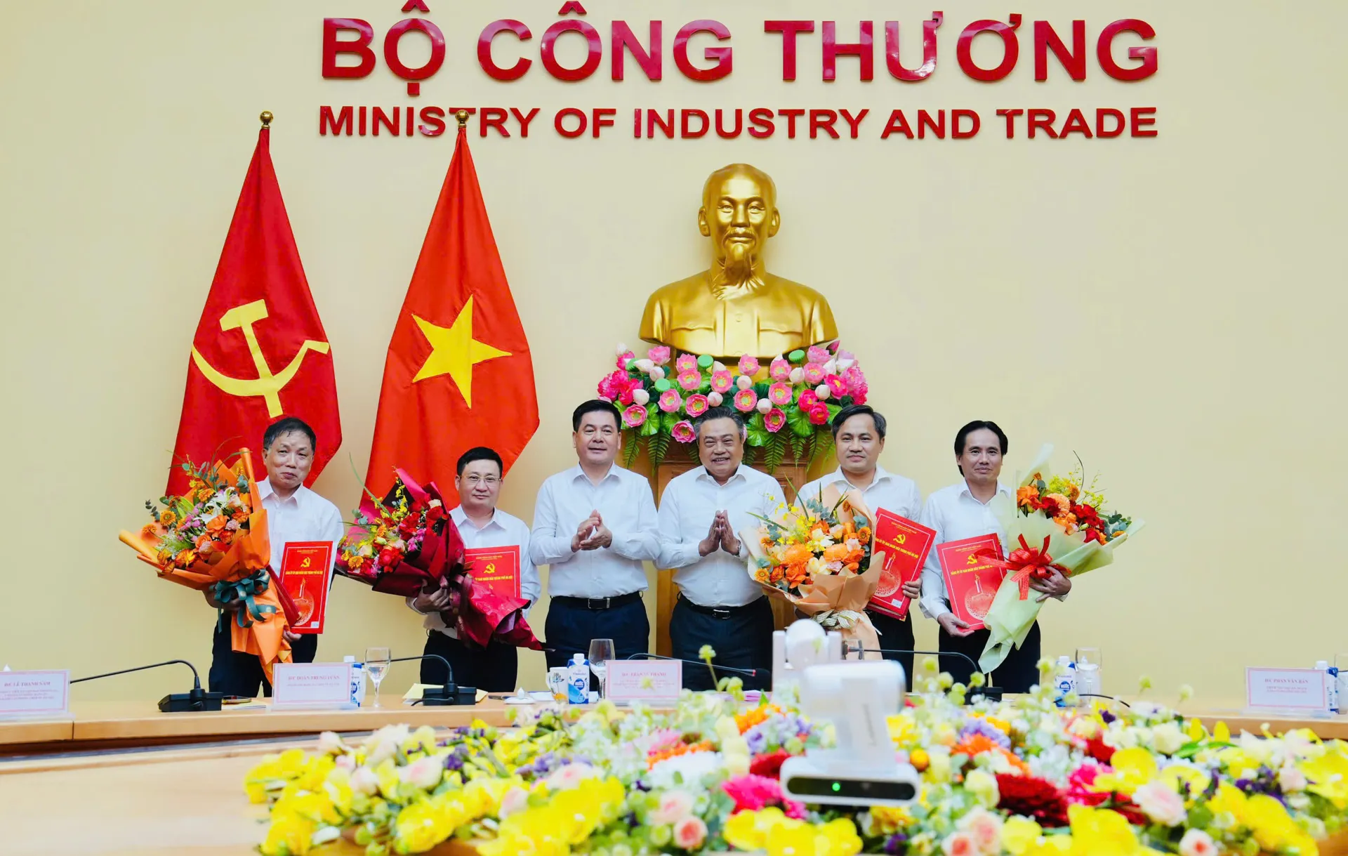 Đảng ủy UBND Thành phố Hà Nội chuyển giao 4 tổ chức Đảng về trực thuộc Đảng bộ Bộ Công Thương
