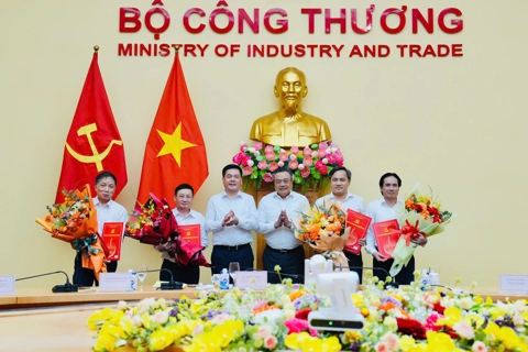 Đảng ủy UBND Thành phố Hà Nội chuyển giao 4 tổ chức Đảng về trực thuộc Đảng bộ Bộ Công Thương