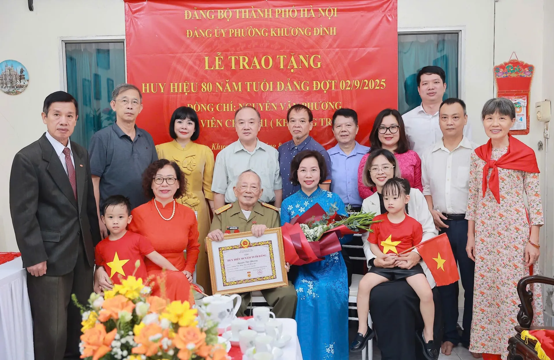 Đảng bộ phường Khương Đình: 188 đảng viên được tặng, truy tặng Huy hiệu Đảng