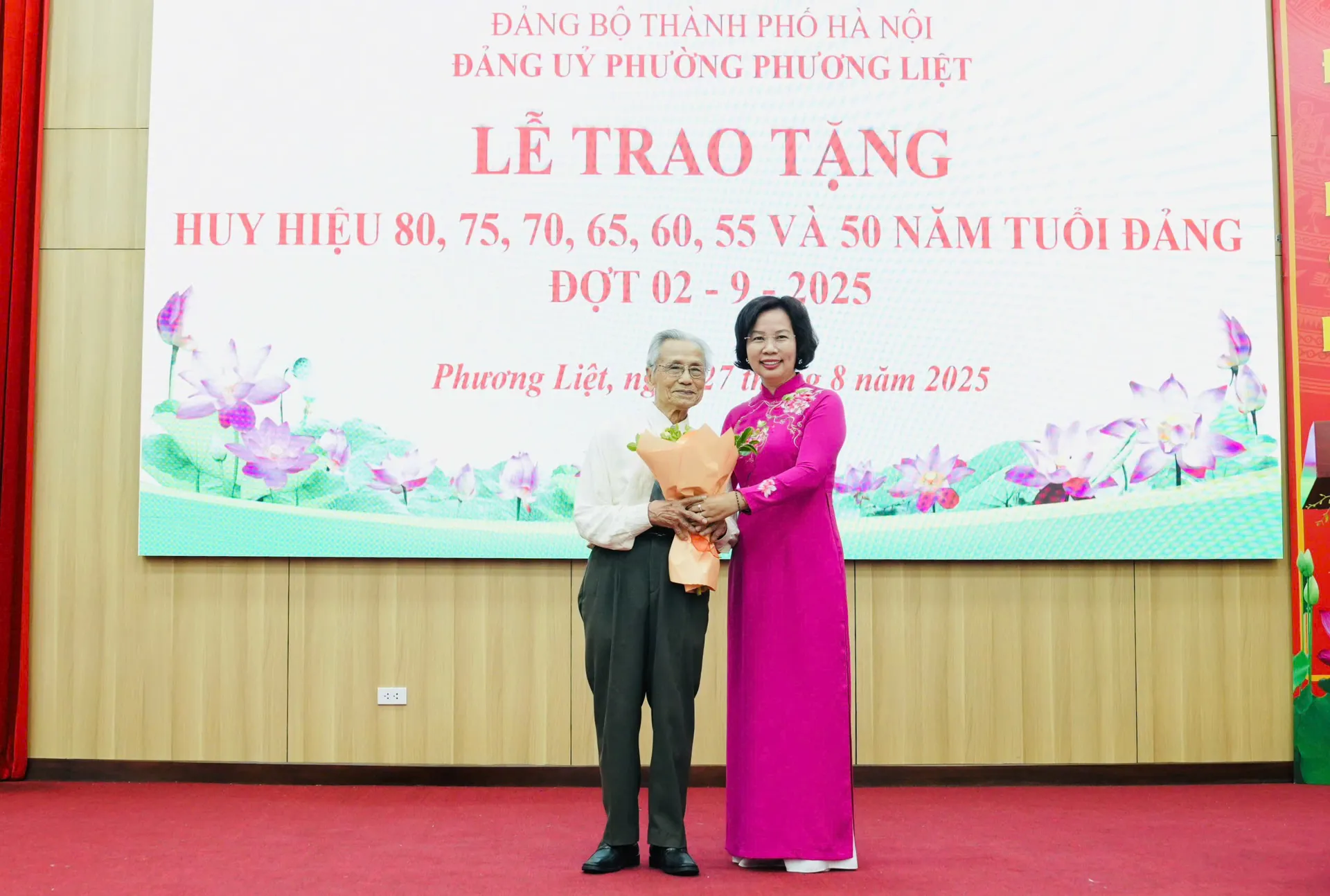 245 đảng viên phường Phương Liệt được trao tặng Huy hiệu Đảng