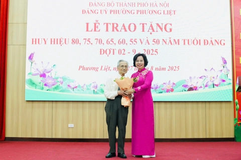 245 đảng viên phường Phương Liệt được trao tặng Huy hiệu Đảng