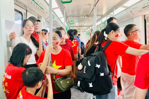 [Ảnh] Sắc đỏ ngập tràn trên các chuyến tàu điện, xe buýt miễn phí