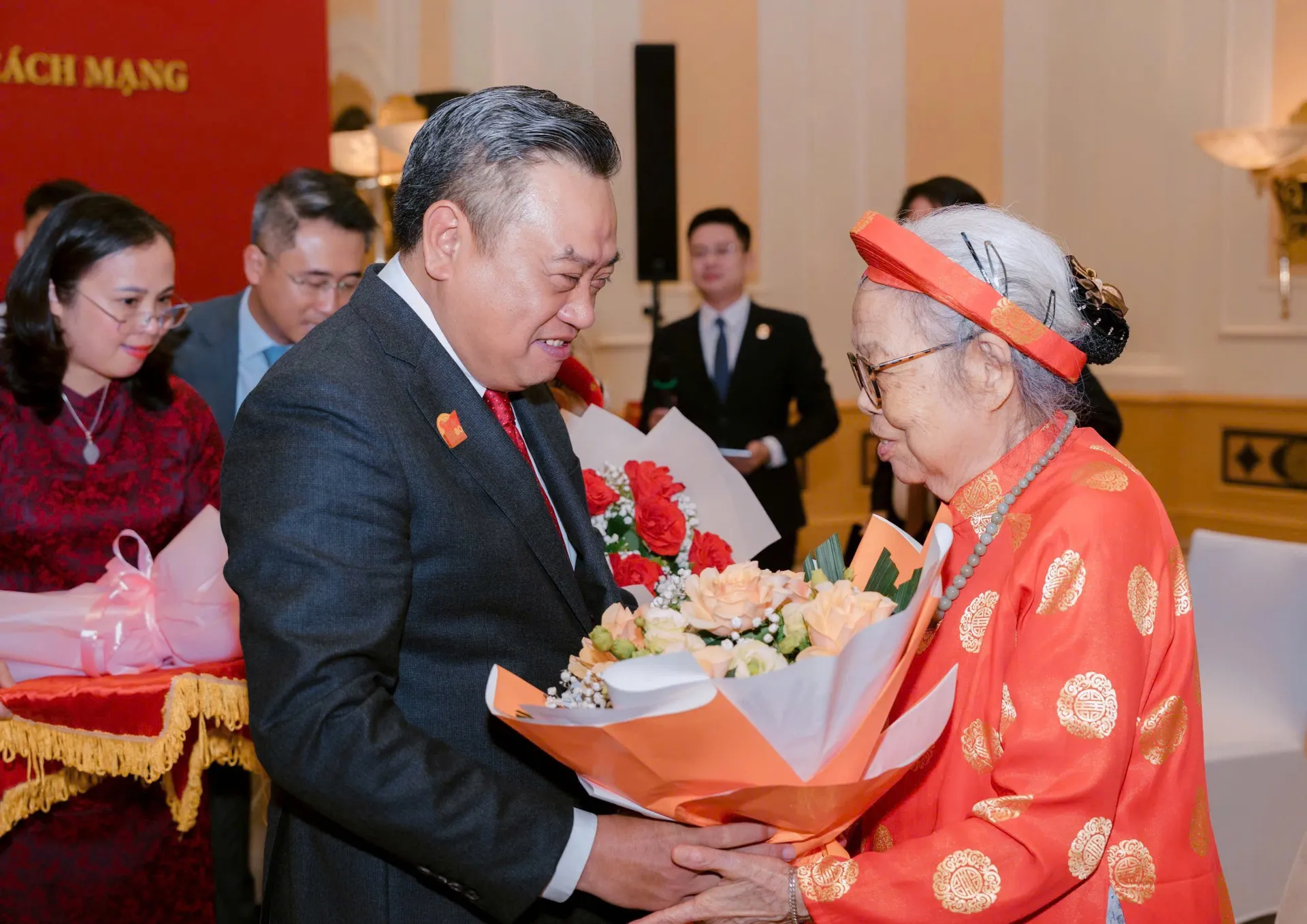 Chủ tịch UBND Thành phố Hà Nội Trần Sỹ Thanh gặp mặt, tặng quà người có công tiêu biểu dự Đại lễ A80