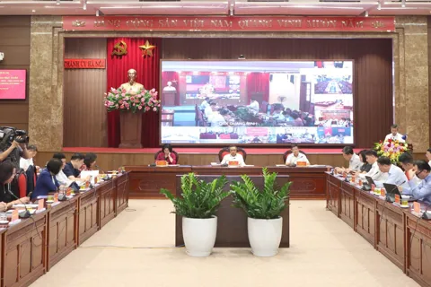 Thường trực Thành ủy - HĐND - UBND Thành phố Hà Nội giao ban với lãnh đạo các xã, phường về 4 nhóm vần đề
