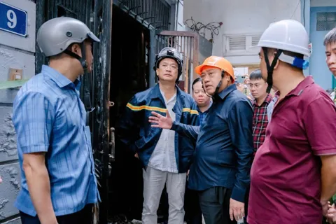 Chủ tịch UBND Thành phố Hà Nội Trần Sỹ Thanh chỉ đạo khắc phục hậu quả vụ cháy ở phố Kim Hoa