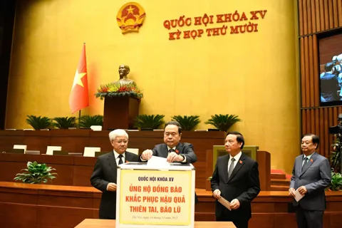 Quốc hội quyên góp ủng hộ đồng bào khắc phục thiên tai, bão lũ
