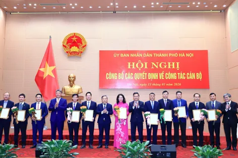 Chủ tịch UBND TP Hà Nội trao quyết định điều động, bổ nhiệm 11 cán bộ chủ chốt các sở, ngành, đơn vị