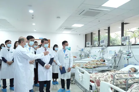 Phó Chủ tịch UBND Thành phố Hà Nội Nguyễn Xuân Lưu thăm, chúc Tết Bệnh viện Đa khoa Hà Đông