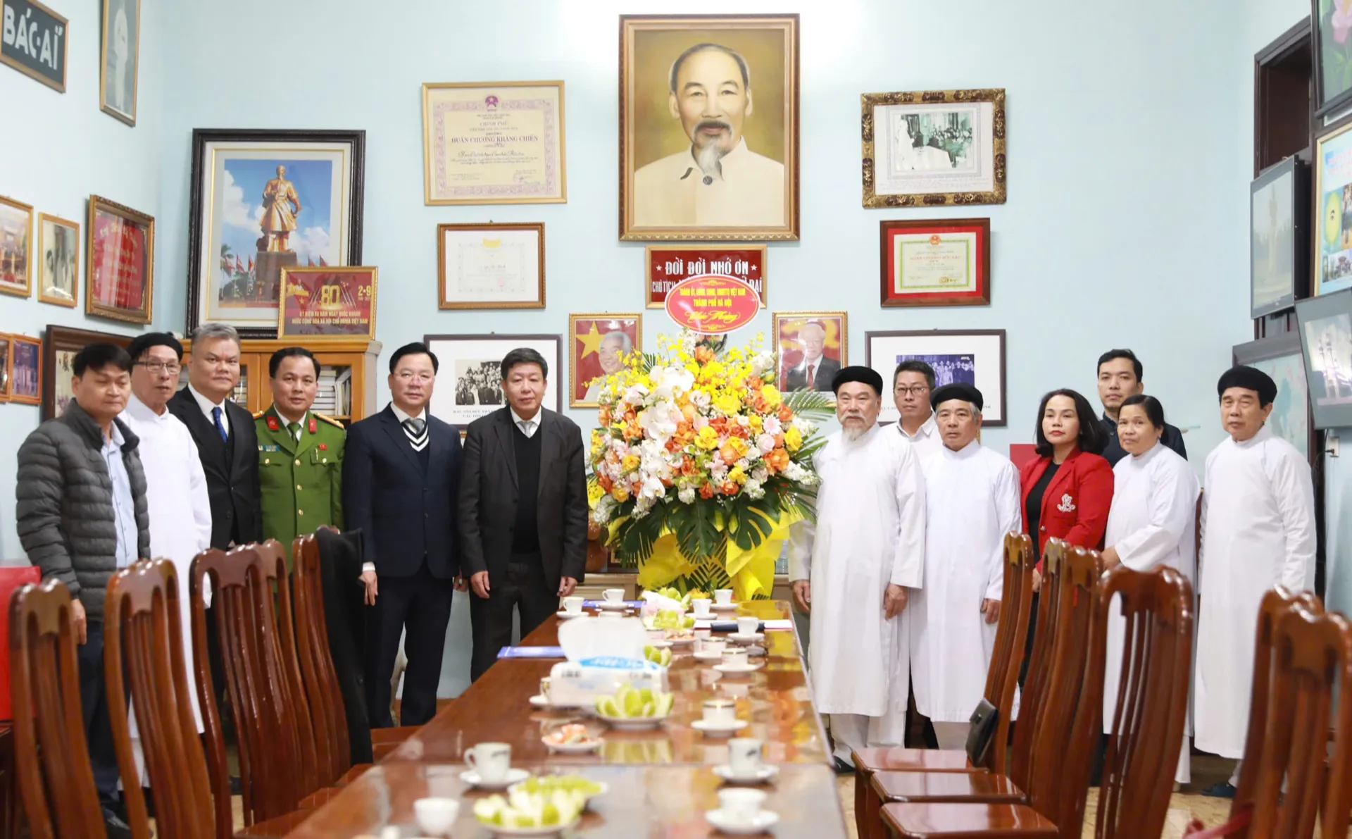 Phó Chủ tịch Thường trực UBND TP Hà Nội Dương Đức Tuấn chúc Tết Họ đạo Cao Đài Thủ đô và Công an phường Tây Hồ