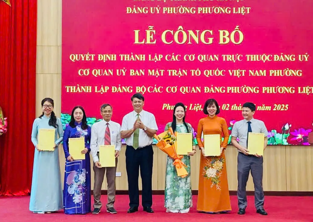 Phường Phương Liệt: công bố nhiều quyết định về công tác cán bộ
