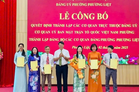 Phường Phương Liệt: công bố nhiều quyết định về công tác cán bộ
