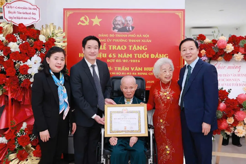 Phường Thanh Xuân trao Huy hiệu 65 năm tuổi Đảng tặng đảng viên Trần Văn Huỳnh