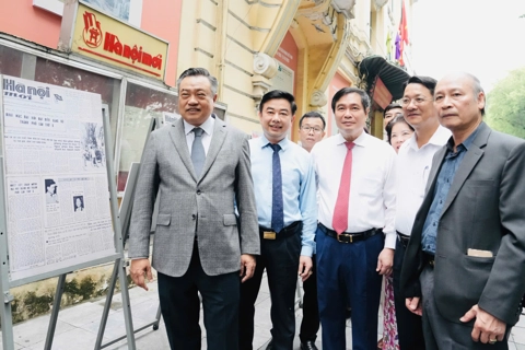 Chủ tịch UBND TP Hà Nội Trần Sỹ Thanh dự khai mạc Triển lãm ảnh "Báo Hànộimới cùng Thủ đô trên đường phát triển"