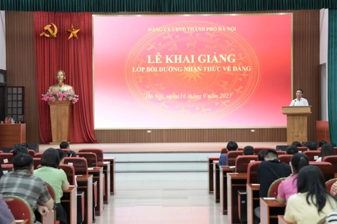 Đảng ủy UBND Thành phố Hà Nội bồi dưỡng nhận thức về Đảng cho 165 quần chúng ưu tú