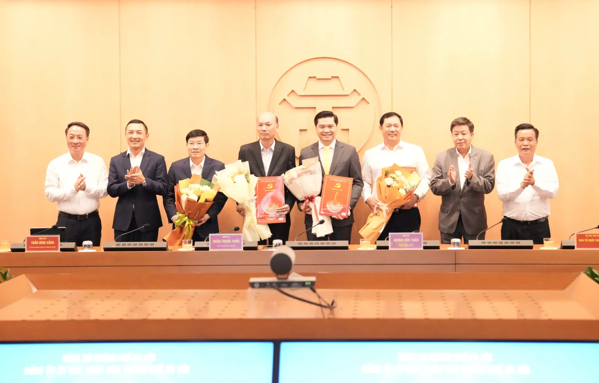 Đảng ủy UBND TP Hà Nội tiếp nhận 4 đảng bộ cấp trên cơ sở với hơn 6.500 đảng viên