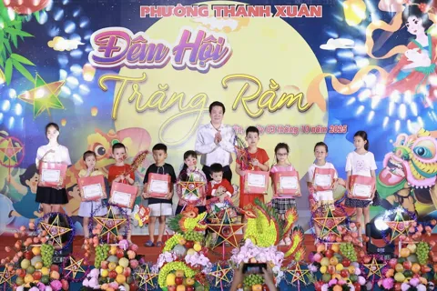 Tưng bừng đêm hội trăng rằm phường Thanh Xuân