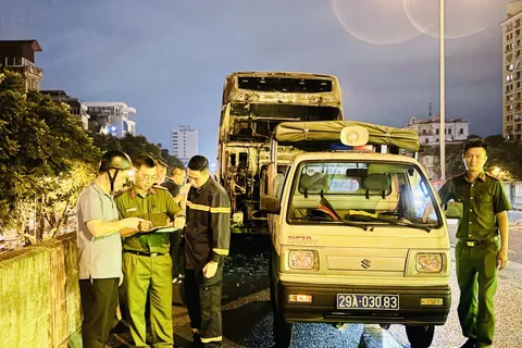 Kịp thời khống chế vụ cháy ô tô đầu kéo trên đường Vành đai 3