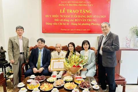 Đảng ủy phường Phương Liệt trao tặng Huy hiệu 70 năm tuổi Đảng
