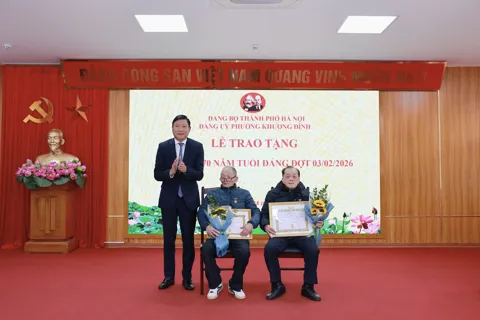 Chủ nhiệm Ủy ban Kiểm tra Thành ủy Hà Nội trao Huy hiệu Đảng tại phường Khương Đình
