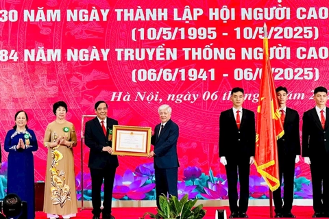 Hội Người cao tuổi Việt Nam đón nhận Huân chương Lao động hạng Nhất
