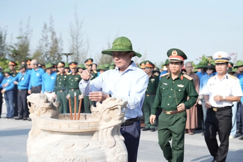 Đoàn công tác của Thành phố Hà Nội dâng hương tưởng niệm Anh hùng liệt sĩ tại Cam Ranh
