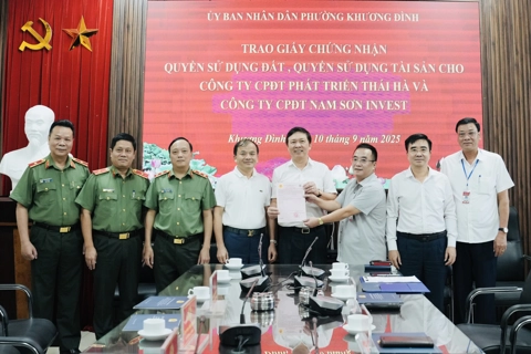 Phường Khương Đình trao sổ đỏ đầu tiên sau khi vận hành chính quyền địa phương hai cấp