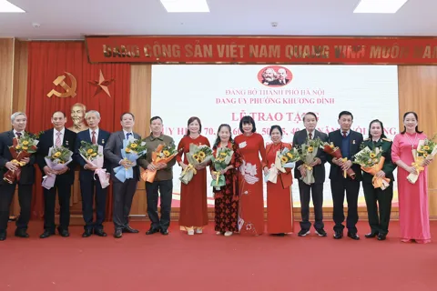 Phường Khương Đình trao Huy hiệu Đảng đợt 7/11 tặng các đảng viên