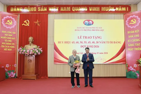 176 đảng viên phường Phương Liệt được trao tặng Huy hiệu Đảng đợt 3/2
