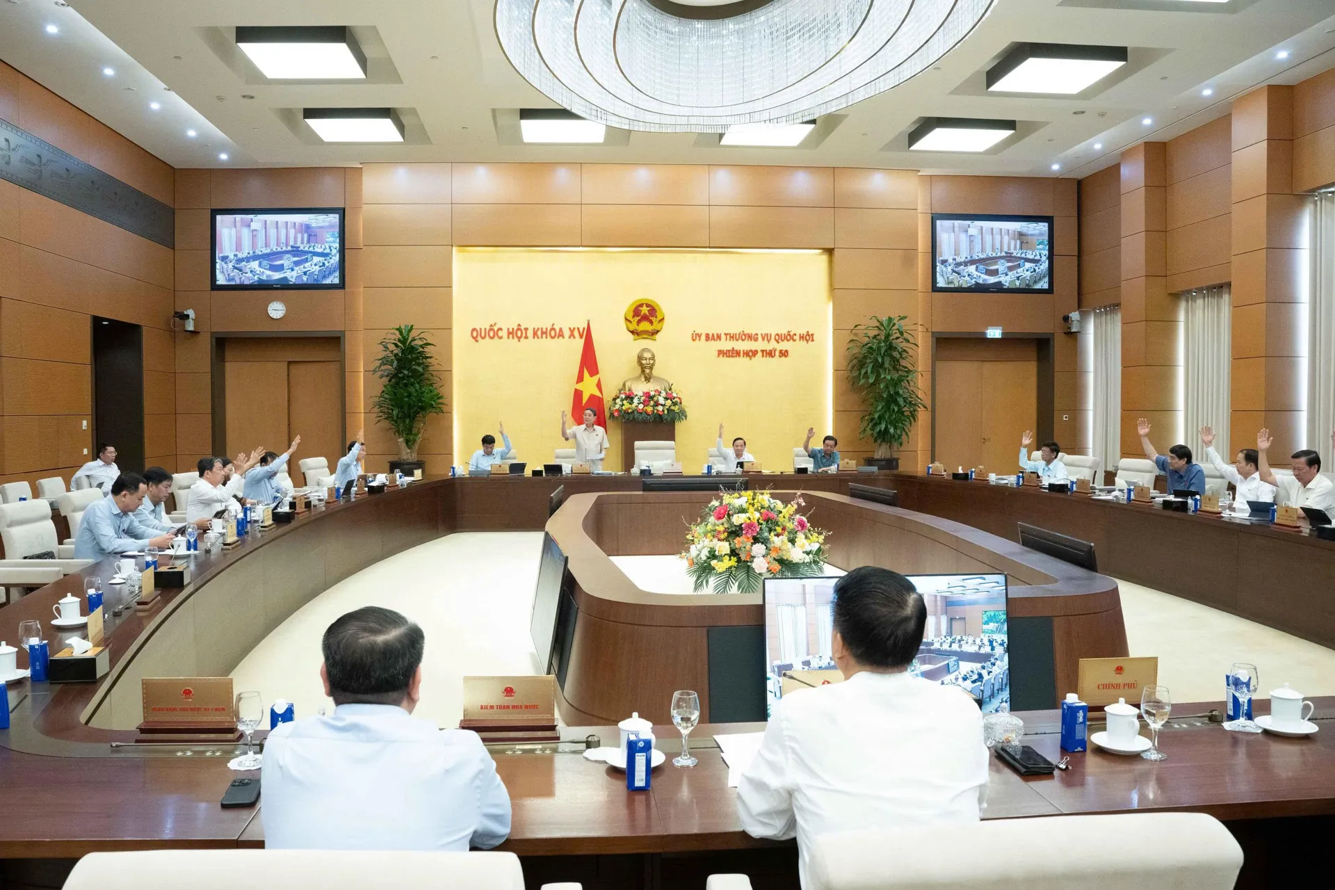 Thường vụ Quốc hội thông qua Nghị quyết về mức thuế bảo vệ môi trường đối với xăng, dầu, mỡ nhờn trong năm 2026