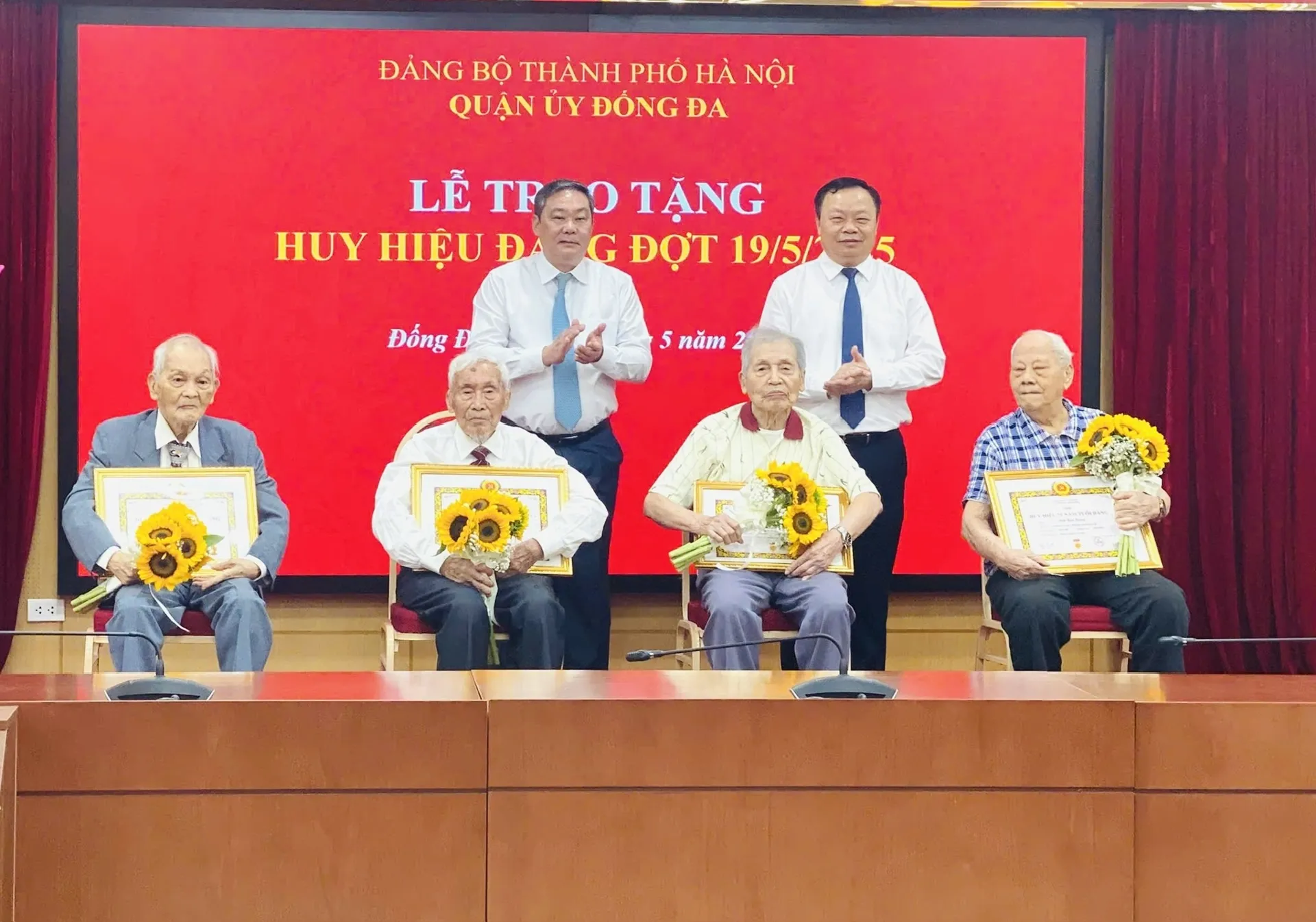 Lãnh đạo Thành phố Hà Nội trao Huy hiệu Đảng tại quận Đống Đa