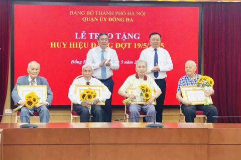Lãnh đạo Thành phố Hà Nội trao Huy hiệu Đảng tại quận Đống Đa