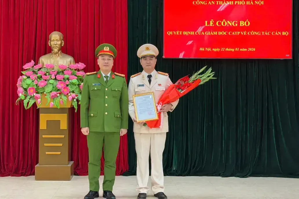 Công an TP Hà Nội trao quyết định cho Trưởng Công an và Phó Công an xã Chuyên Mỹ