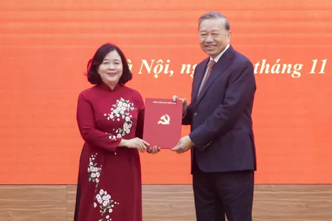 Đồng chí Bùi Thị Minh Hoài giữ chức Bí thư Đảng ủy MTTQ, các đoàn thể Trung ương