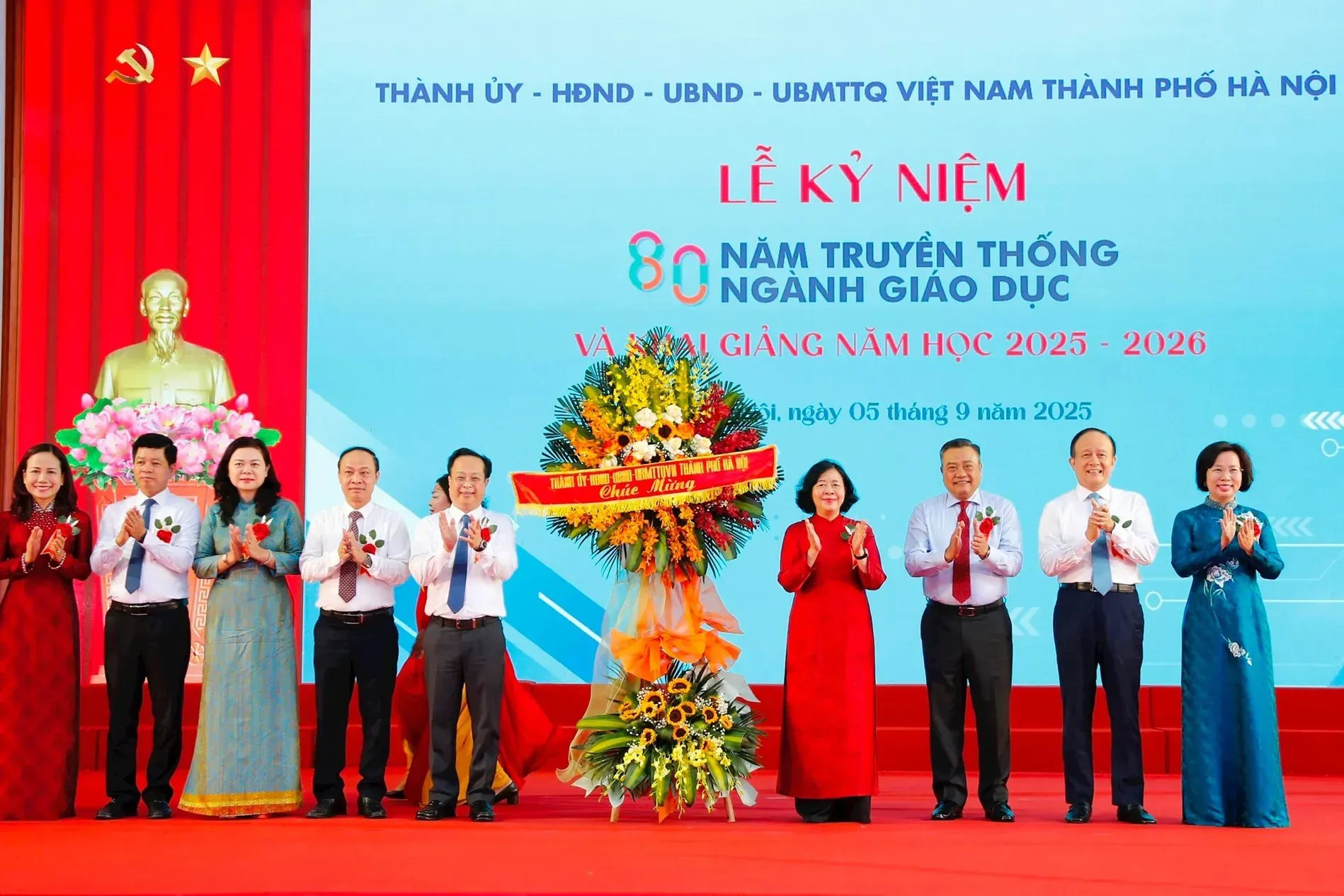 Bí thư Thành ủy Bùi Thị Minh Hoài dự Lễ khai giảng tại Trường THPT Phan Huy Chú