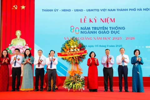 Bí thư Thành ủy Bùi Thị Minh Hoài dự Lễ khai giảng tại Trường THPT Phan Huy Chú