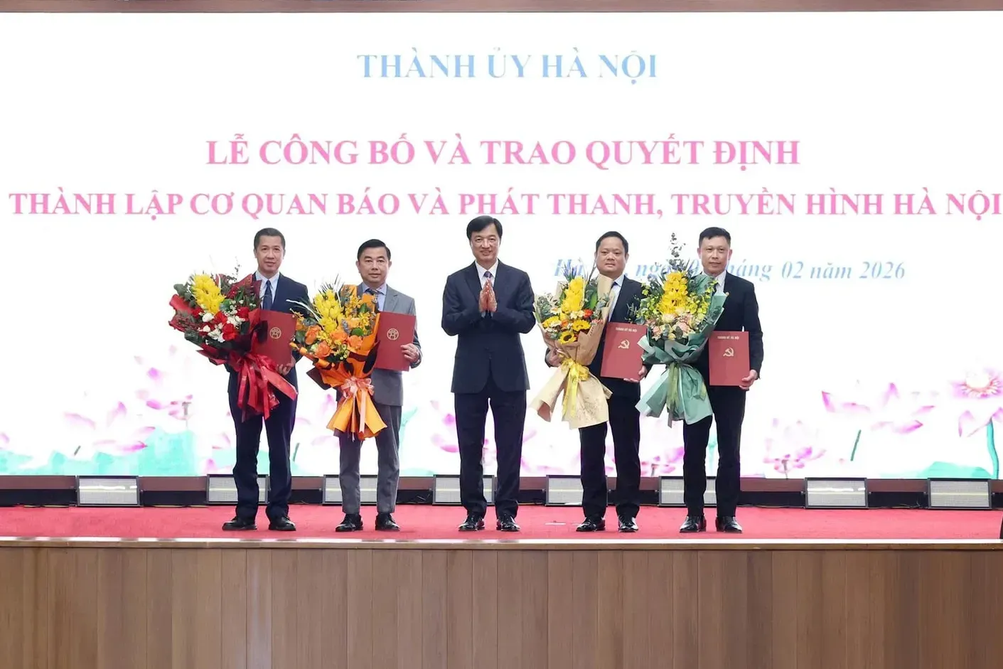 Công bố và trao Quyết định thành lập cơ quan Báo và phát thanh, truyền hình Hà Nội