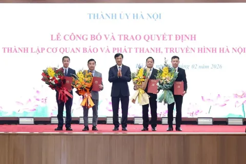 Công bố và trao Quyết định thành lập cơ quan Báo và phát thanh, truyền hình Hà Nội