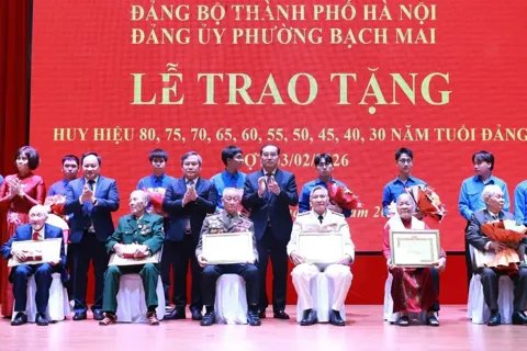 Chủ tịch UBND TP Hà Nội trao Huy hiệu Đảng tặng đảng viên lão thành phường Bạch Mai
