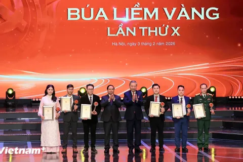 Tuyên dương Bí thư Chi bộ xuất sắc và trao Giải Búa liềm vàng lần thứ X