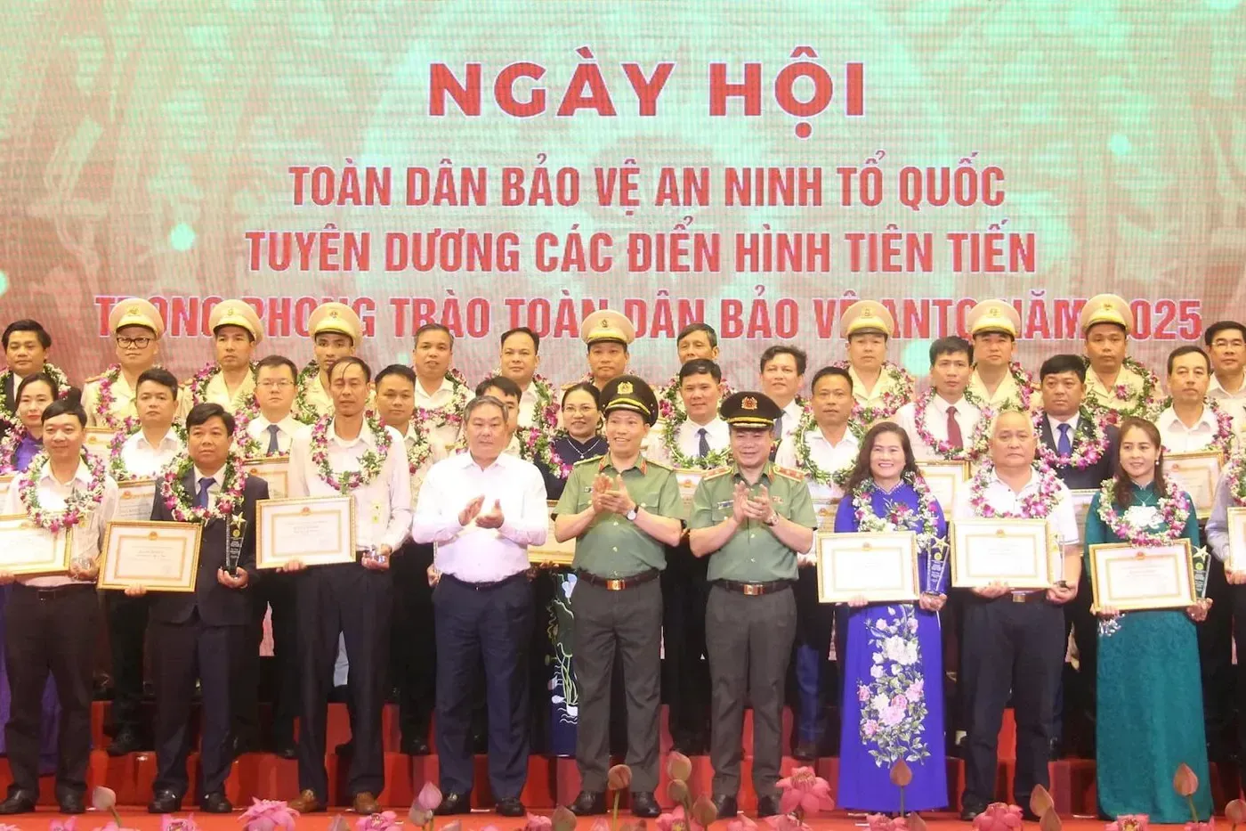 Hà Nội biểu dương 39 tập thể, cá nhân tiêu biểu trong phong trào Toàn dân bảo vệ an ninh Tổ quốc