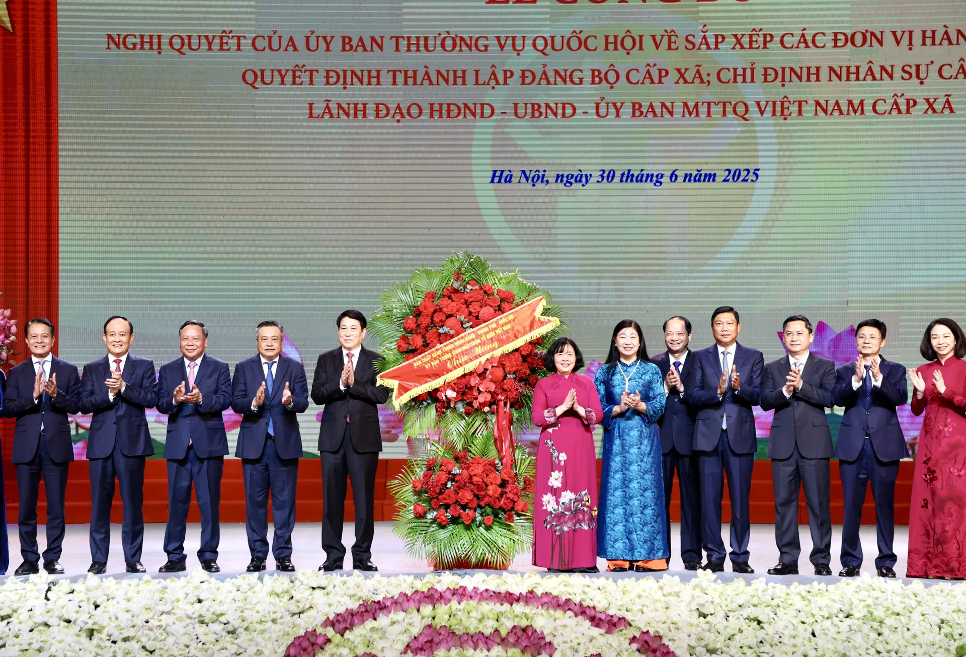 Hà Nội công bố 126 đơn vị hành chính xã, phường mới cùng đội ngũ cán bộ chủ chốt