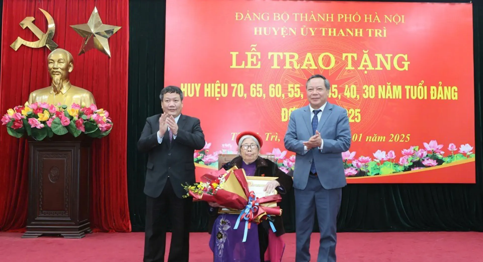 Phó Bí thư Thường trựcThành ủy Nguyễn Văn Phong trao Huy hiệu Đảng tại Thanh Trì
