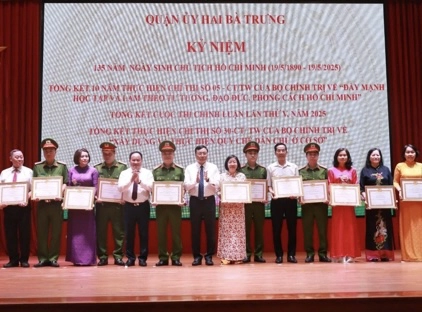Quận Hai Bà Trưng khen thưởng nhiều tập thể, cá nhân trong học tập, làm theo Bác
