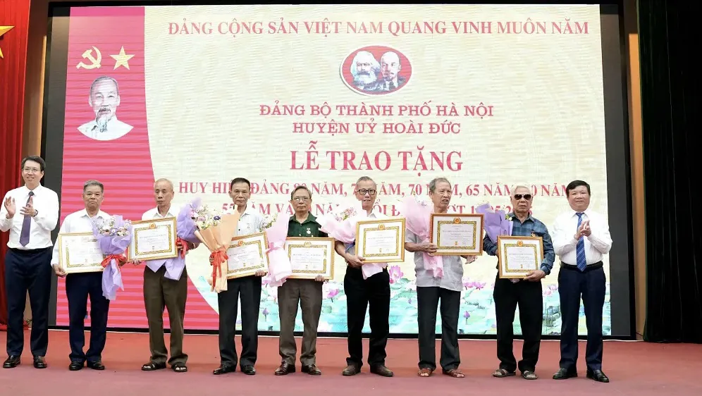 Huyện Hoài Đức: trao Huy hiệu Đảng đợt 19/5 tặng 117 đảng viên