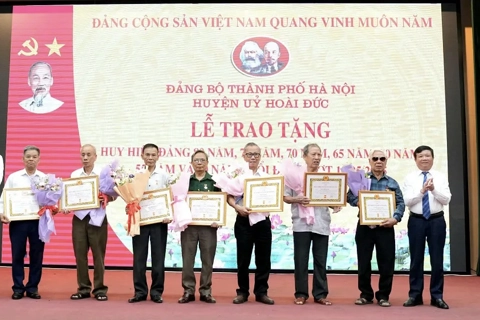 Huyện Hoài Đức: trao Huy hiệu Đảng đợt 19/5 tặng 117 đảng viên
