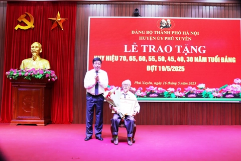 Lãnh đạo Thành phố Hà Nội trao Huy hiệu Đảng đợt 19/5 tặng các đảng viên tại huyện Phú Xuyên